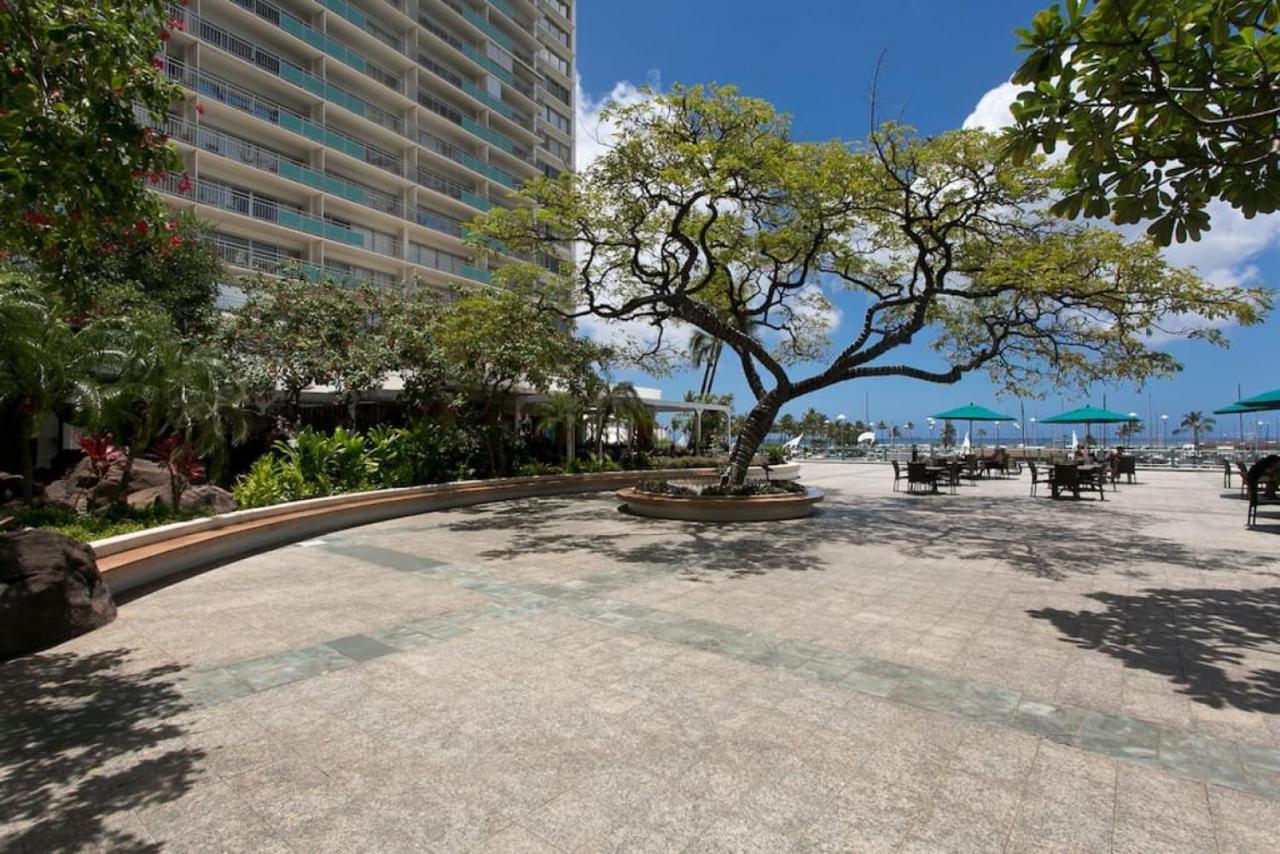 Ilikai Apt 302 - Spacious Studio With Stunning Ocean & Harbor Views Гонолулу Экстерьер фото